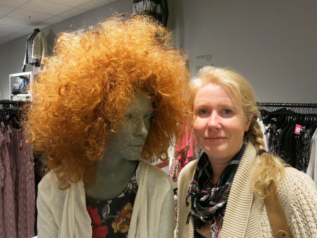Elizabet mit Schaufensterpuppe, die sehr lange, voluminöse Haare hat