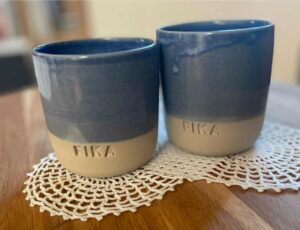 Zwei Kaffeebecher, auf denen "Fika" steht